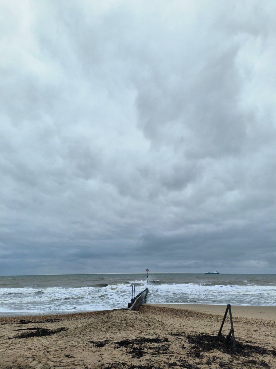 LadyGrace27's tweet image. Calm isn’t always blue—sometimes it’s grey and honest...🌊

#MondayMood #blueMonday #sea #clouds #boscombe