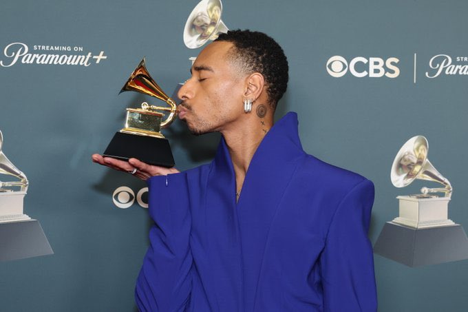 DO YOU KNOW THE GRAMMY MANNNNNNNNN THE GRAMMY MANNNNNNNNNNN YES I KNOW THE GRAMMY MANNNNNnnnNnnnnNnnnn <a href="/durandbernarr/">Yo’ Favorite GRAMMY AWARD-WINNING Cousin</a>