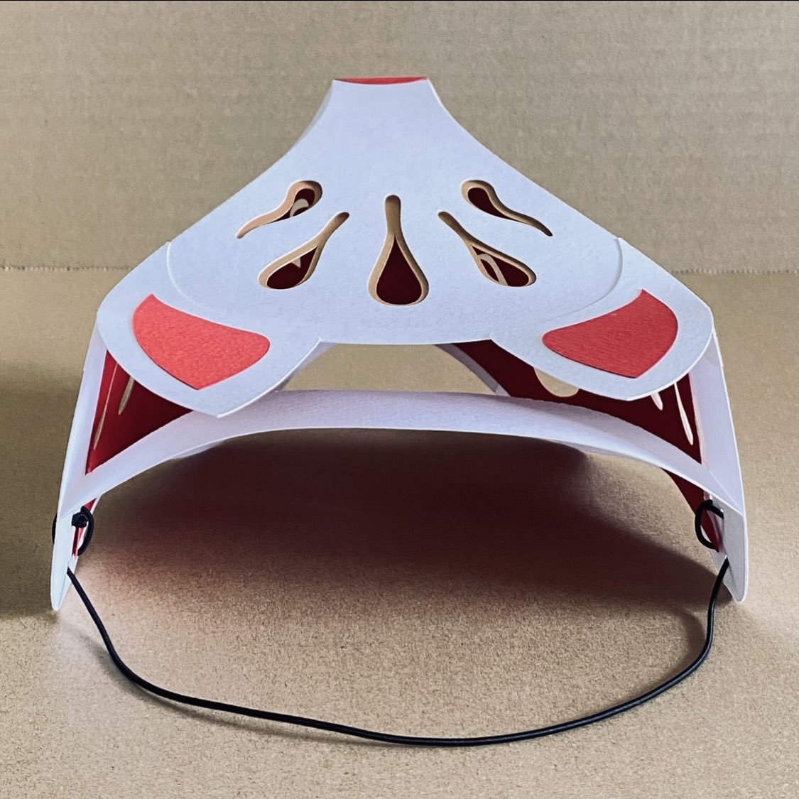 ペーパークラフトキット『きつね』を真上から見たところ。
大きく開口しているので熱や息がこもりにくい構造になっています。