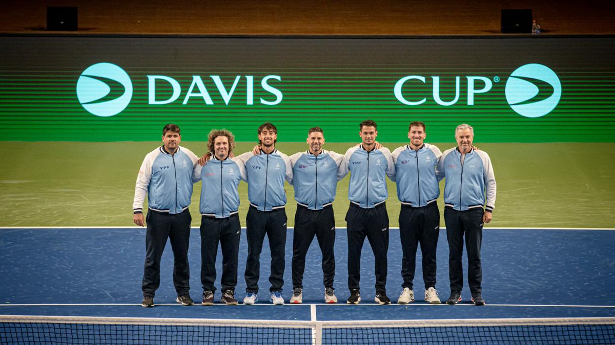 puppotenis's tweet photo. Primer entrenamiento en #Busan. Qualifiers @CopaDavis Argentina vs. Corea del Sur. Gijang Gymnasium. Thiago #Tirante Marco #Trungelliti Guido #Andreozzi Federico #Gómez Juan Pablo #Ficovich con @javifranatenis y @schwank10 (capitán y sub).
📷 Prensa @AATenis https://t.co/0Y4ZTOI5RF