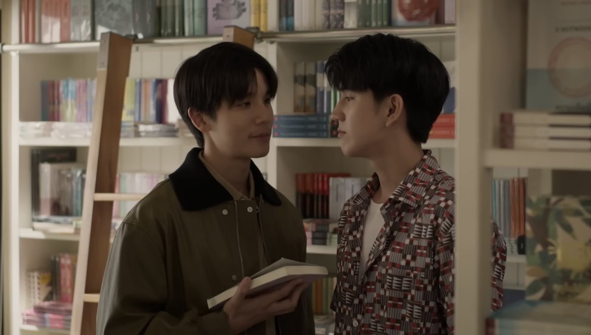 jingjing_pov's tweet image. เรื่องราวดีๆวันนี้คือไปเดินงาน bkk book district แล้วไปเจอร้านที่ถ่ายน้องลาส ร้าน READ EVERY DAY ของน้องเดย์ คิดถึงมากเลย🥺

เจ้าของร้านบอกมาถ่าย 3 ปีแล้ว ความบังเอิญคือในเรื่องพี่หมอกน้องเดย์ก็กลับมาเจอกันที่นี่หลังผ่านไป 3 ปีเหมือนกัน made my day เลยล่ะ🥹

#LastTwilightSeries