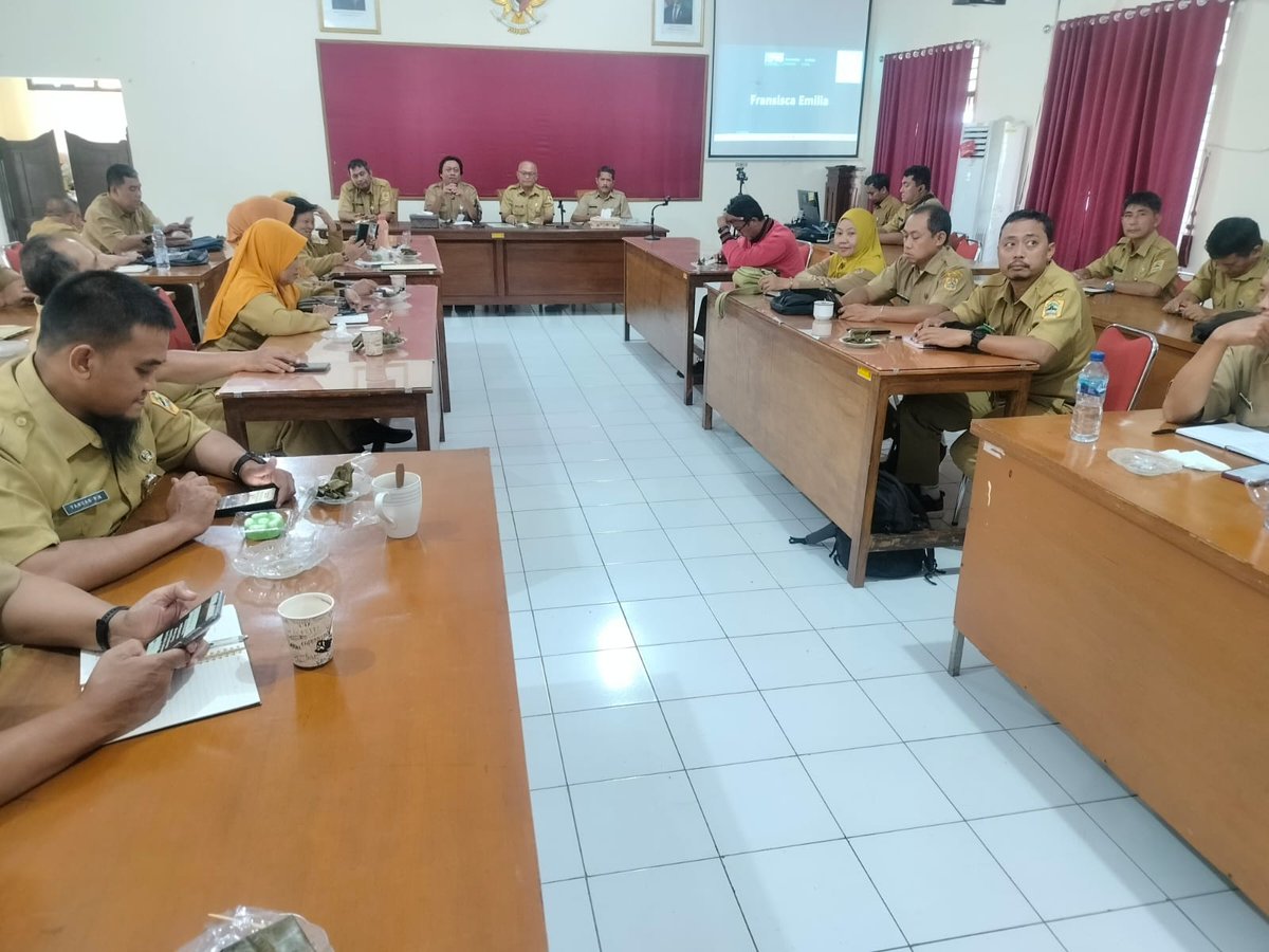 cdk2lhkjateng's tweet photo. Menyongsong era Tahura, CDK II berperan aktif dalam konservasi &amp; perlindungan melalui diskusi bersama DLHK hari ini. Menjaga Gunung Muria yang tetap lestari! 🌳⛰️
#TahuraMuria #CDK2 #Konservasi #GunungMuria #Ngopeninglakoni 
@DwiCahyoPurnom8 
@dlhkprovjateng https://t.co/NhrDBIQM38