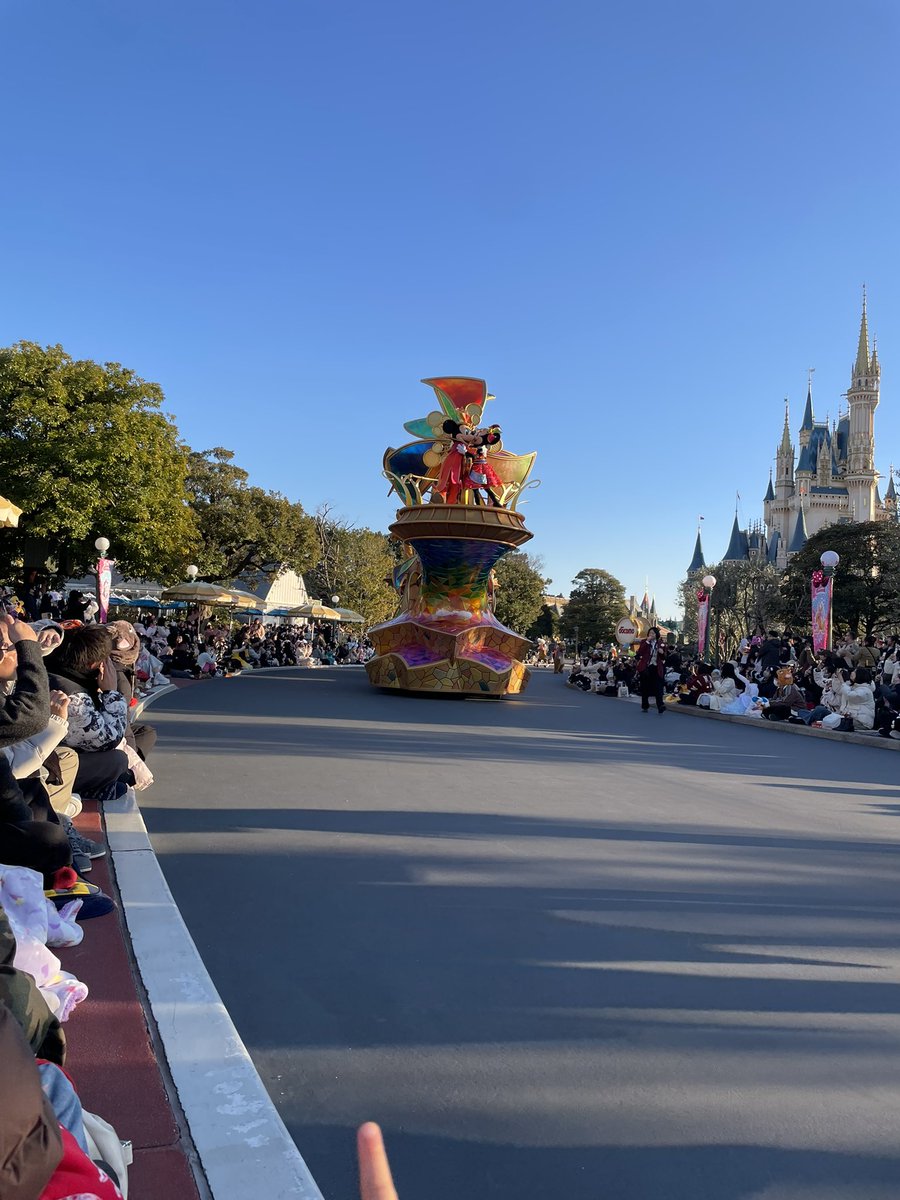cherryrose0227's tweet photo. 陸に行ってきた！
さすがのミニーちゃん！入園したらもう取りたいとこは全部埋まってた。うちも4時間地蔵したものの、フロート止まるとこは取れなかったよ
とりあえず子が満足してたからよかった！ノリノリ���踊ってた！
ショー全滅からの課金したらフォレスト2列目でびっくり！解像度高すぎてすごい！ https://t.co/wiApH1bhWU