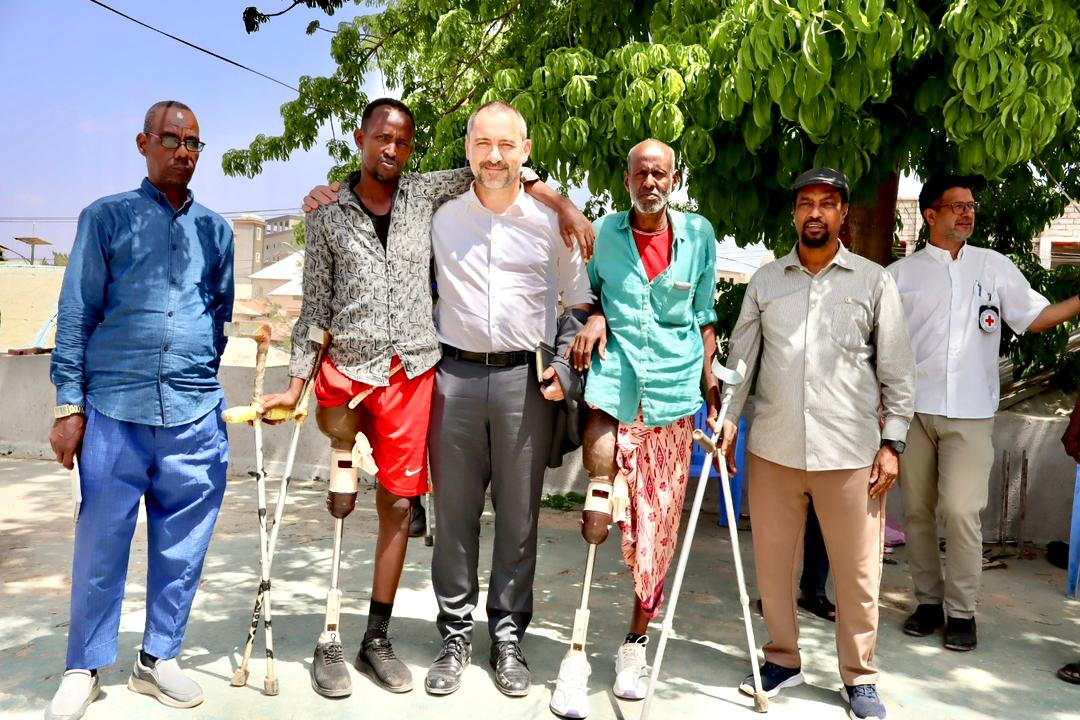 While visiting the colleagues of the #SRCS (##BishaCas) in #Baidoa last week, I met with a team of the Physical Rehabilitation Centre of #Mogadishu, supported by the <a href="/ICRC/">ICRC</a>, who had travelled to Baidoa to fit amputees with prosthesis. Nice encounter, and nice outreach programme!