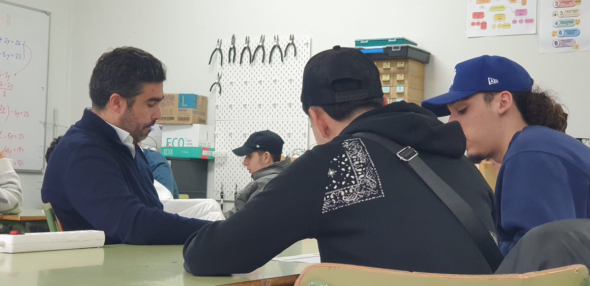 iestomvalmadrid's tweet photo. Nuestros alumnado de #FPBasica participa en las charlas formativas de la Fundación @gestamp_es de mano de sus trabajadores #Gracias #FP https://t.co/VT15YeZ18n