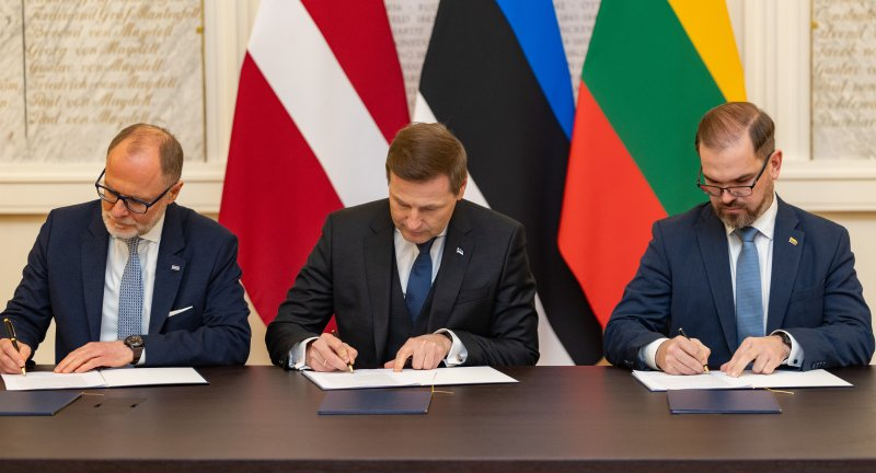 visegrad24's tweet image. Latvia, Lithuania, and Estonia have signed an agreement to create a Baltic Military Mobility Zone

The deal aims to simplify and speed up the transfer of troops and military equipment between the Baltic states in a crisis.

Lithuanian Defense Minister Robertas Kaunas said the…