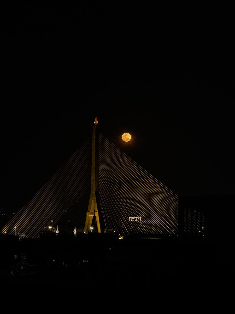 spyathithad's tweet image. ดวงจันทร์วันนี้สวยมาก