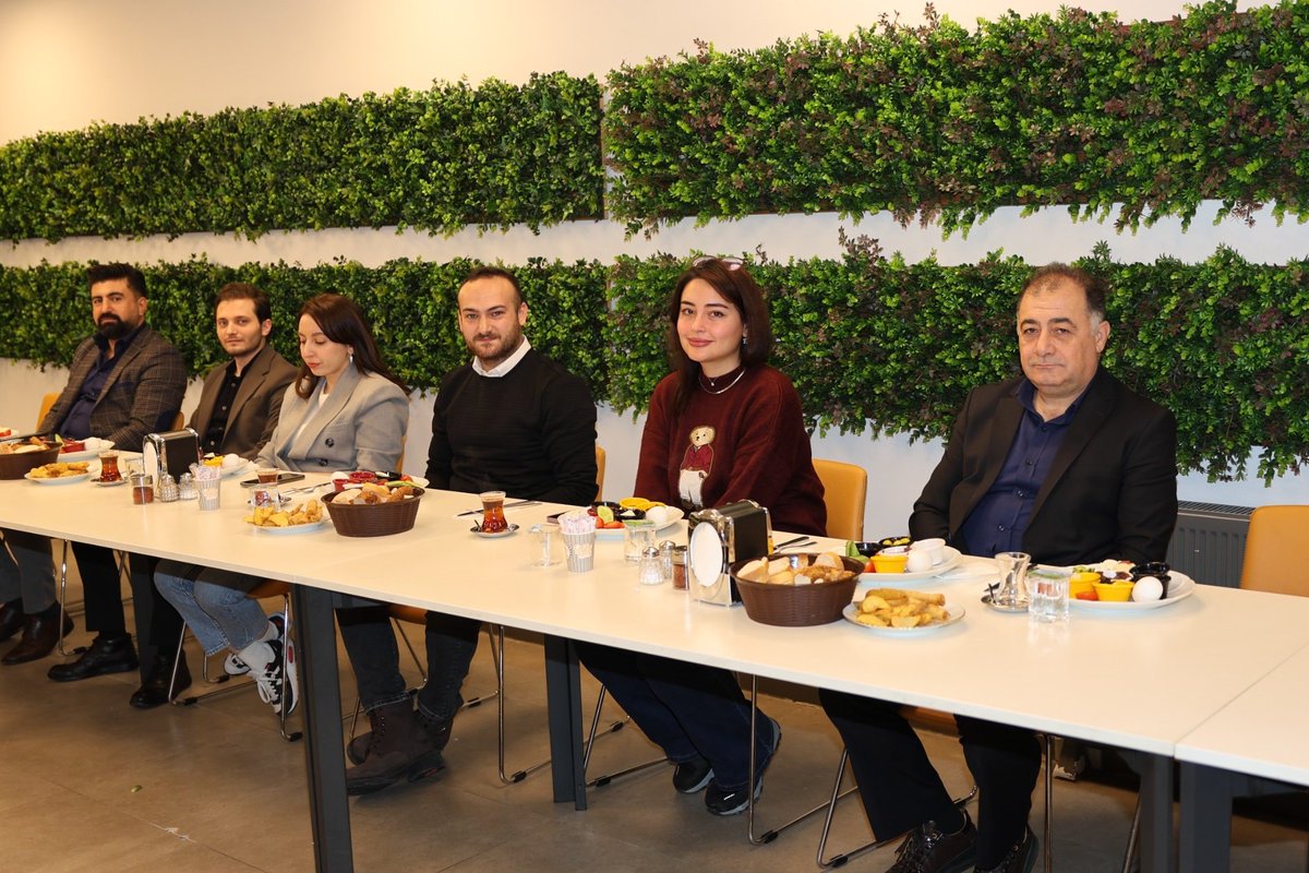 Yönetim Kurulu ve Genel Merkez Personeli Kahvaltıda Buluştu

Genel Başkanımız Ramazan Gülpolat, Genel Başkan Yardımcılarımız Duran Çiçek, Sultan Murat Karadağ, Emrah Akın ve Genel Sekreterimiz Tufan Acar, 2 Şubat 2026 tarihinde düzenlenen kahvaltı programında Genel Merkez