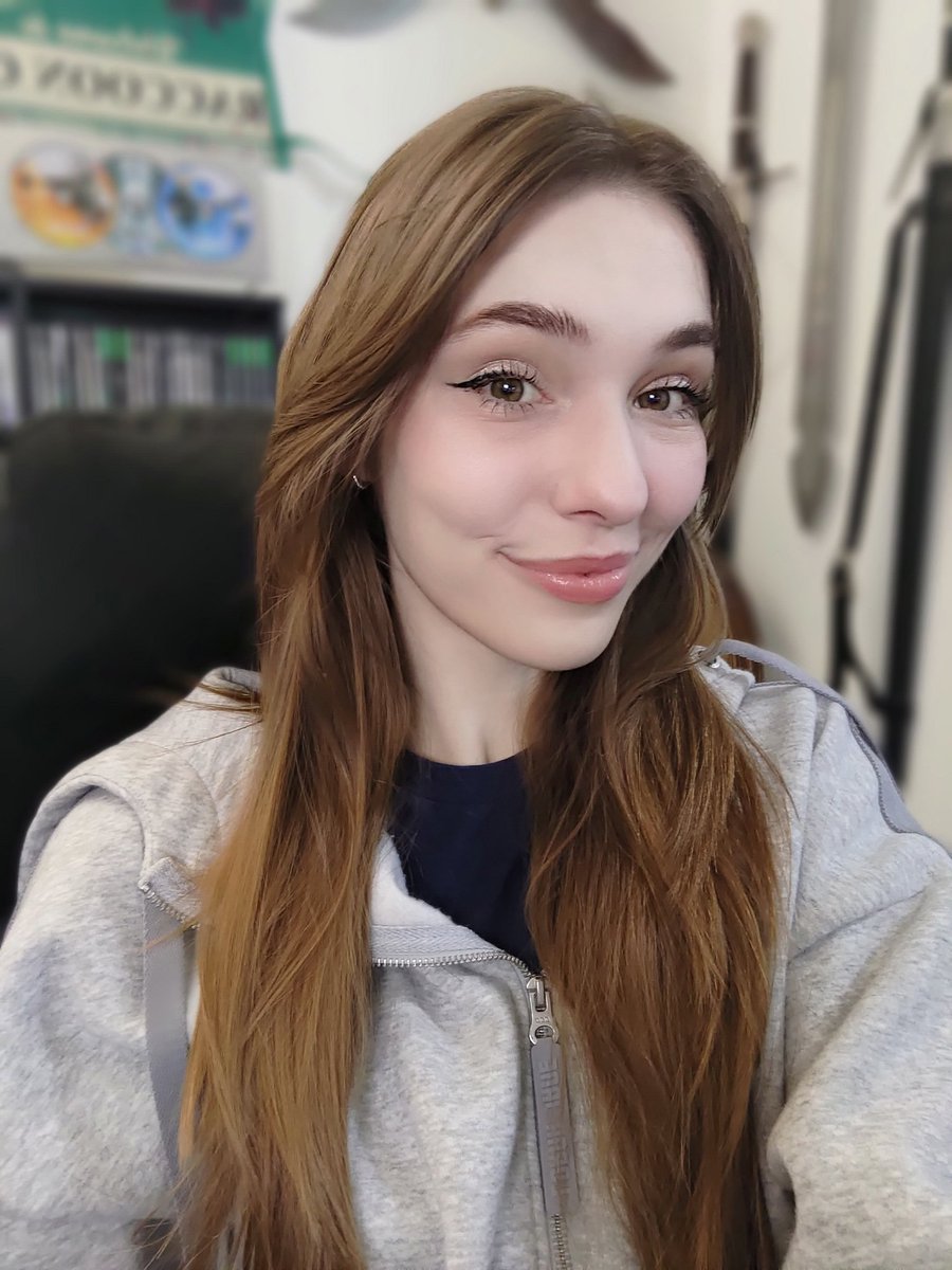 🟣 LIVE NOW 🟣
Resident Evil kinda day 💅

Join the fun here 🌟 
twitch.tv/kimmydnc