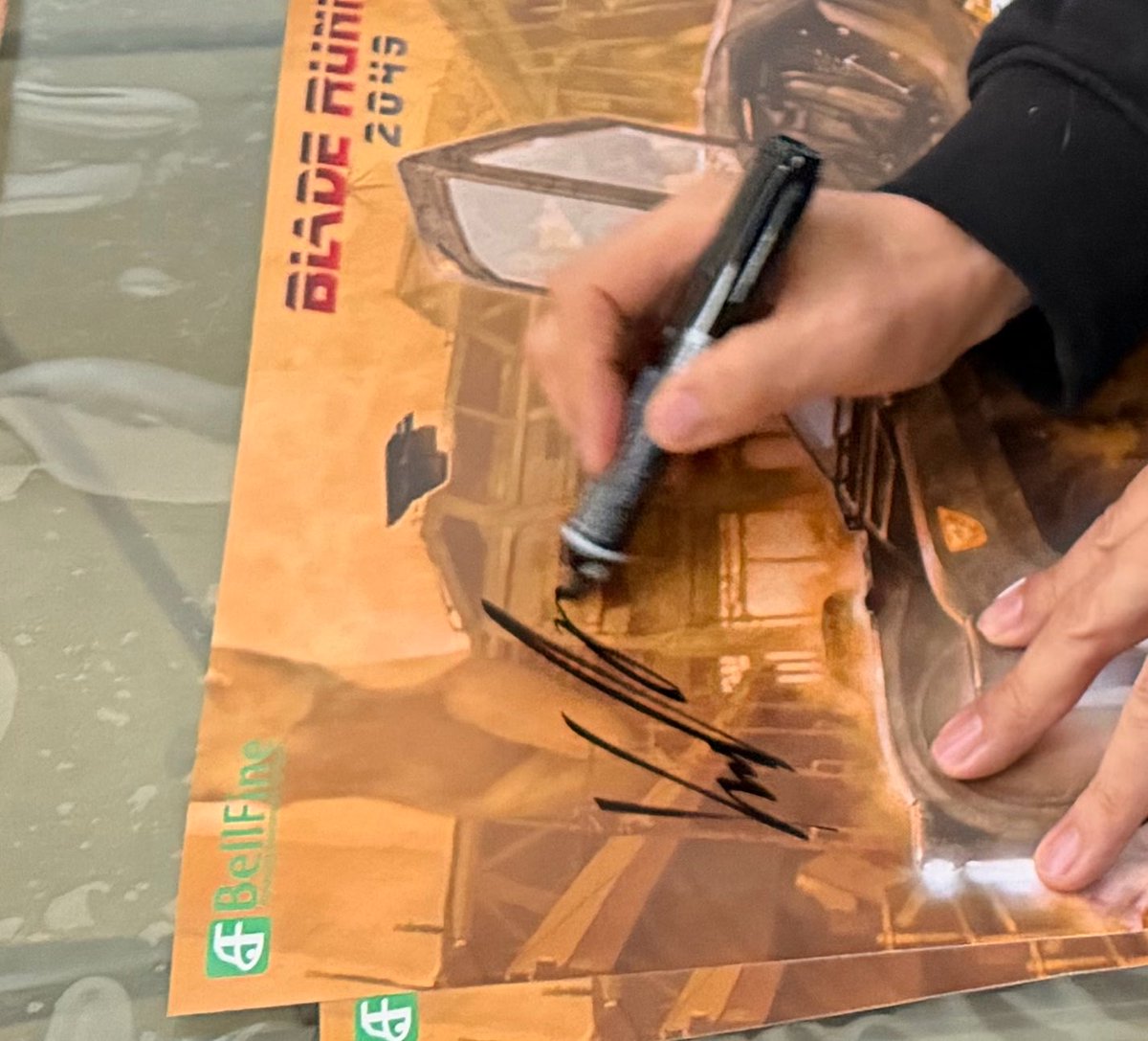 オリヴィアクック直筆サイン入り超大型写真… 61MIWPjxqvL._AC_UF350,