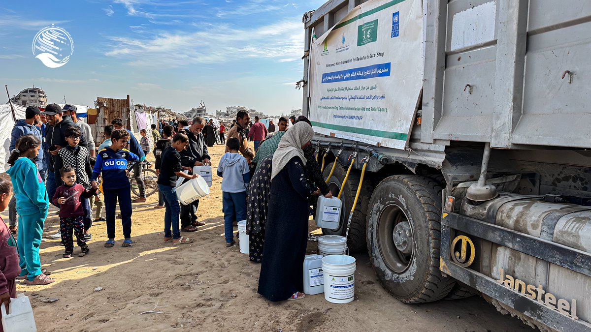 بالشراكة مع برنامج الأمم المتحدة الإنمائي، يواصل #مركز_الملك_سلمان_للإغاثة دعم توفير مياه شرب آمنة للنازحين في قطاع غزة، امتدادًا لرسالته في تعزيز الكرامة الإنسانية وصون حق الحياة.

#الحملة_السعودية_لإغاثة_فلسطين