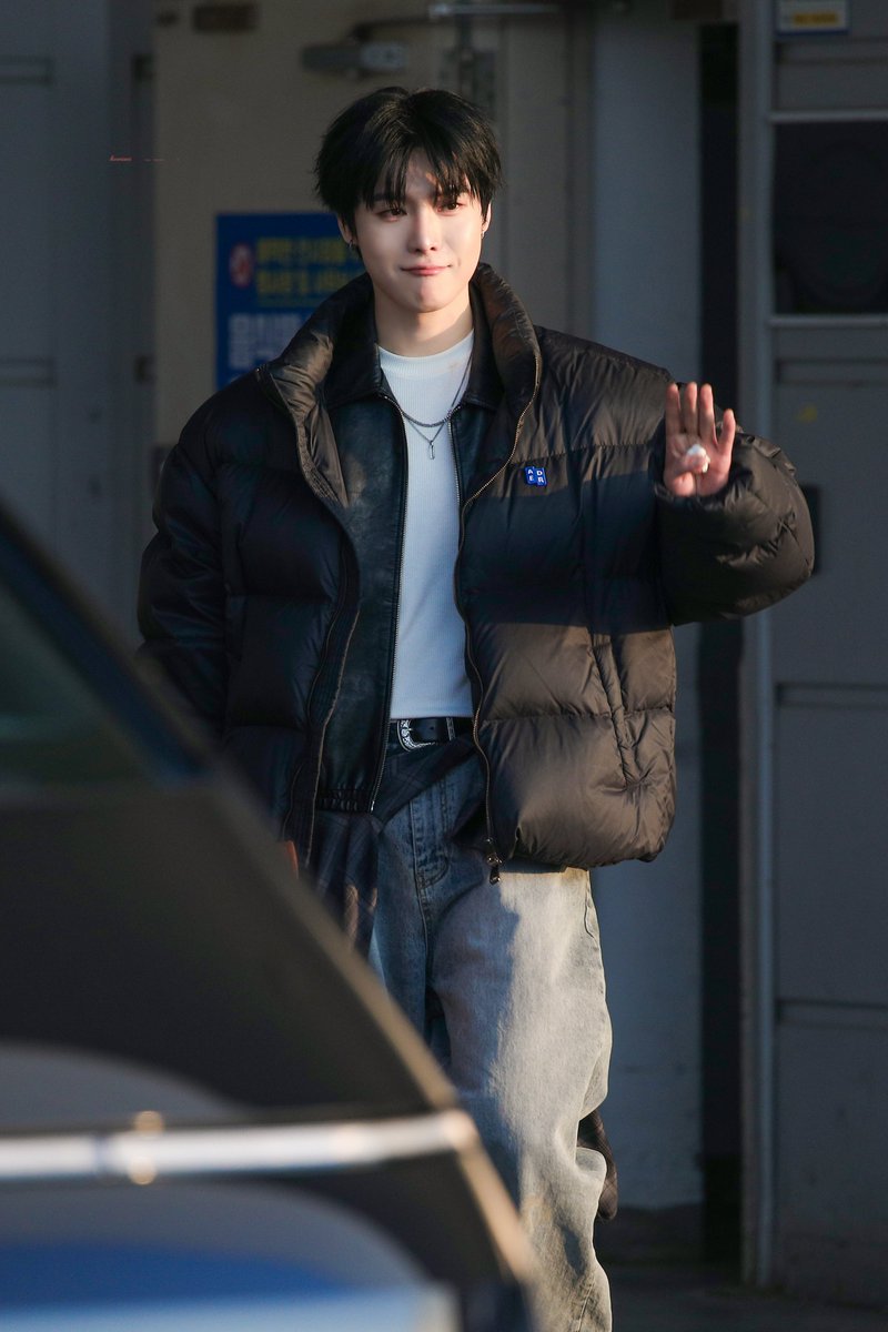 260131 퍼스트 뮤직 스테이션
자연광 속 퇴근

#원위 #ONEWE 
#용훈 #YONGHOON