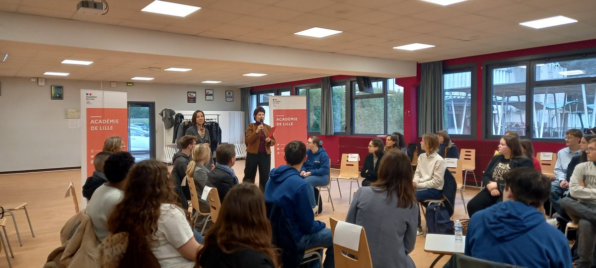 Temps fort ce vendredi 30 janvier au lycée à Arras en présence de <a href="/sophiebejean/">Béjean Sophie</a> ,rectrice de l'académie <a href="/AcLille/">Académie de Lille</a> 
Longs échanges sur la pratique des réseaux sociaux, le rapport à l'information et la place des jeunes dans le débat public... #emi, grand sujet d'actualité !