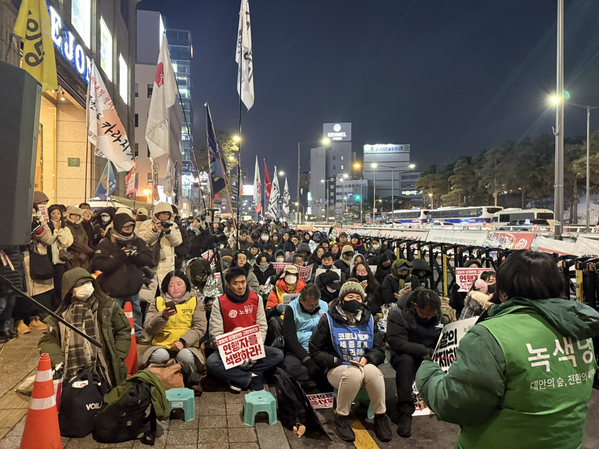 오늘 세종호텔 해고노동자들과 연대 시민들이 경찰에 의해 연행당하고, 세종호텔 사측은 로비 농성장을 침탈했습니다.

세종호텔 앞에서 열린 경찰을 규탄하는 투쟁문화제에 녹색당 이상현 공동대표와 윤수영 부대표, 당원들이 함께했습니다.