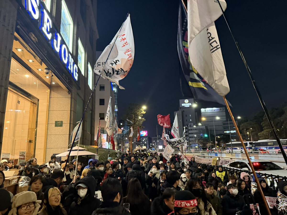 GreenPartyK's tweet photo. 오늘 세종호텔 해고노동자들과 연대 시민들이 경찰에 의해 연행당하고, 세종호텔 사측은 로비 농성장을 침탈했습니다.

세종호텔 앞에서 열린 경찰을 규탄하는 투쟁문화제에 녹색당 이상현 공동대표와 윤수영 부대표, 당원들이 함께했습니다. https://t.co/LYraoKfIOs