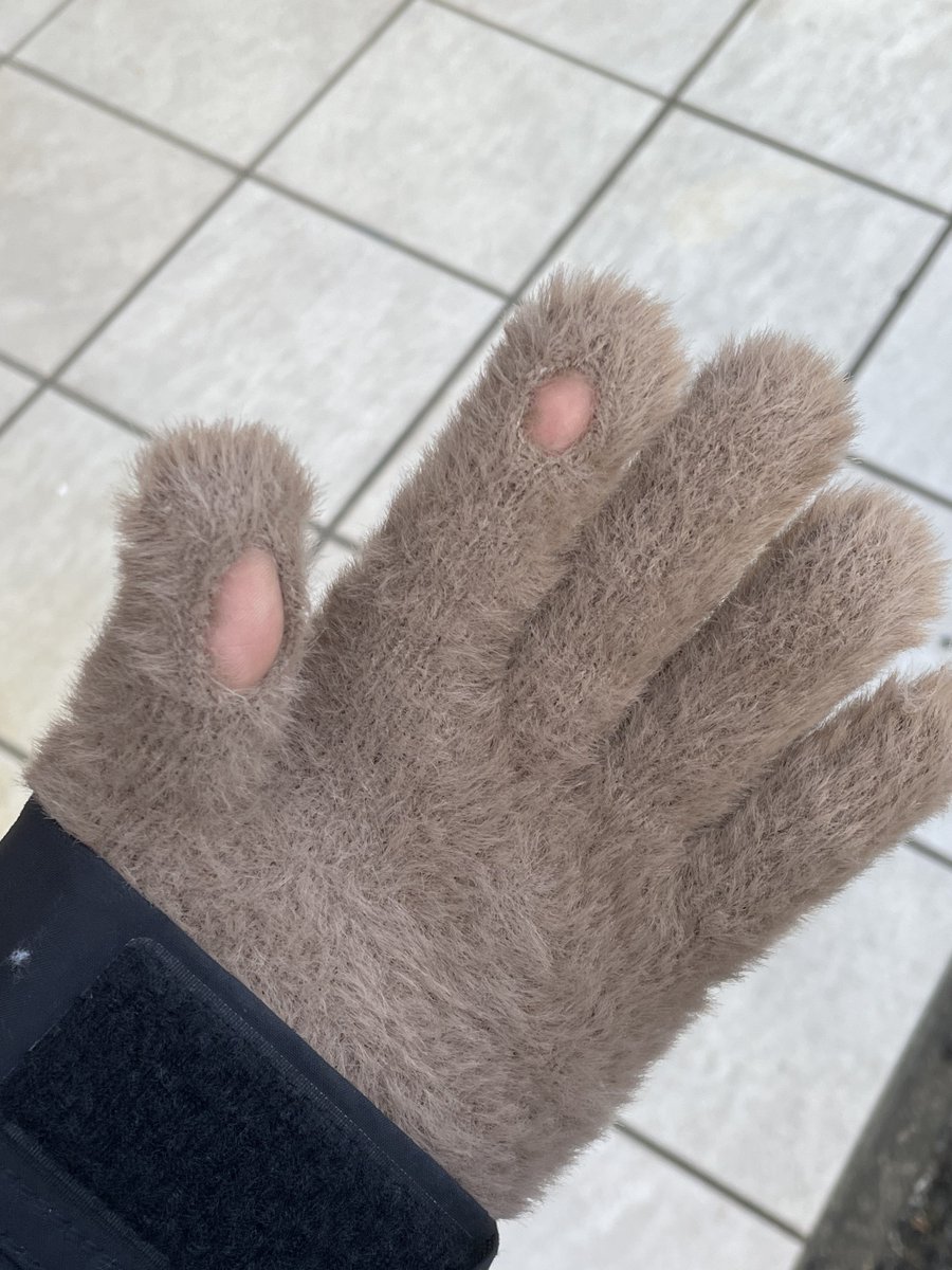 しまむらでよく見ずにスマホ用の手袋買ったら めっちゃ物理穴やったわ🕳️