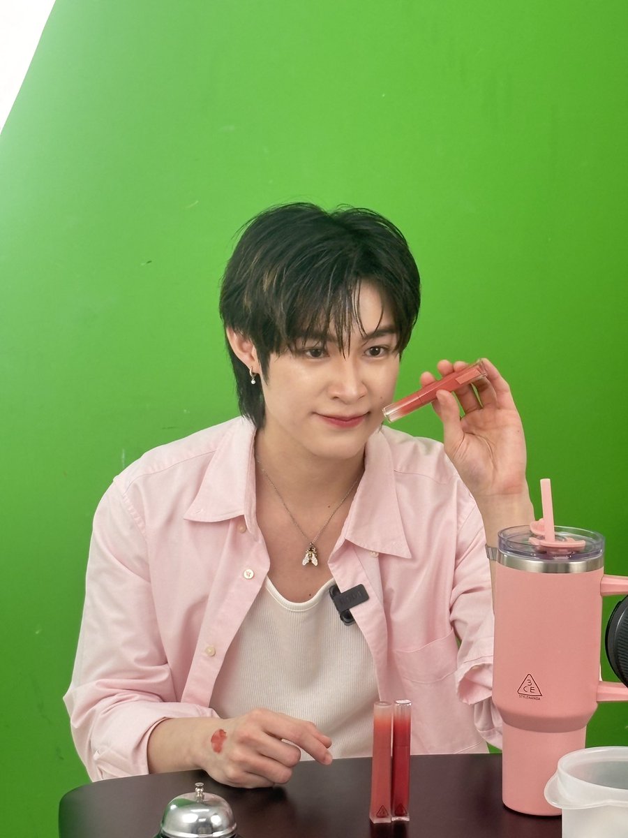 2.2 โปรดีมากเลยค้าบแม่ๆ ซื้อครบ 1,999- ได้แก้ว tumbler ชงนมให้เบบี๋ได้ด้วยน้า 🍼🐣💄💋

NAT 3CE MISTYVELVETLIP
#3CEIVelMistYouxNat