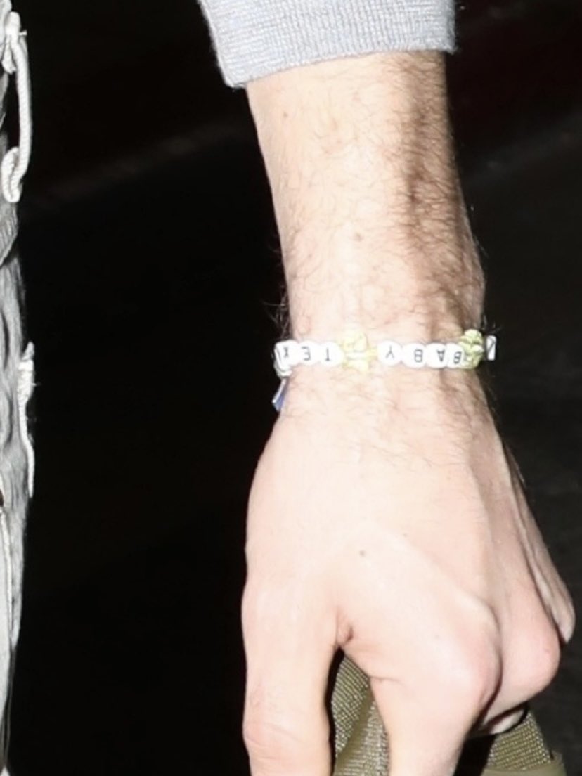 heatedrivalr's tweet photo. Connor and Hudson wearing friendship bracelets is so important to me https://t.co/Ewm14DWnFt