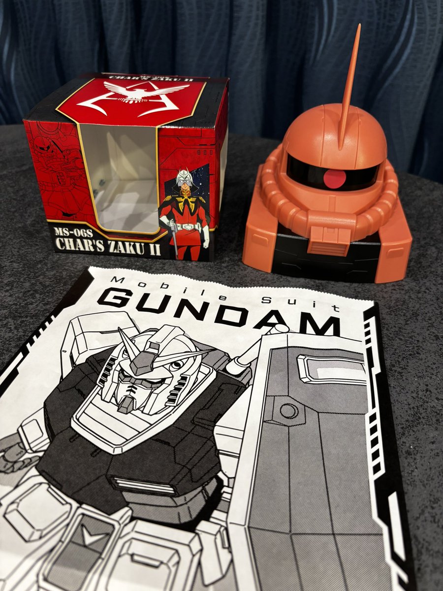 シャア専用ザクチョコ(1320円税込)オシャンティな紙袋付き ザクケース