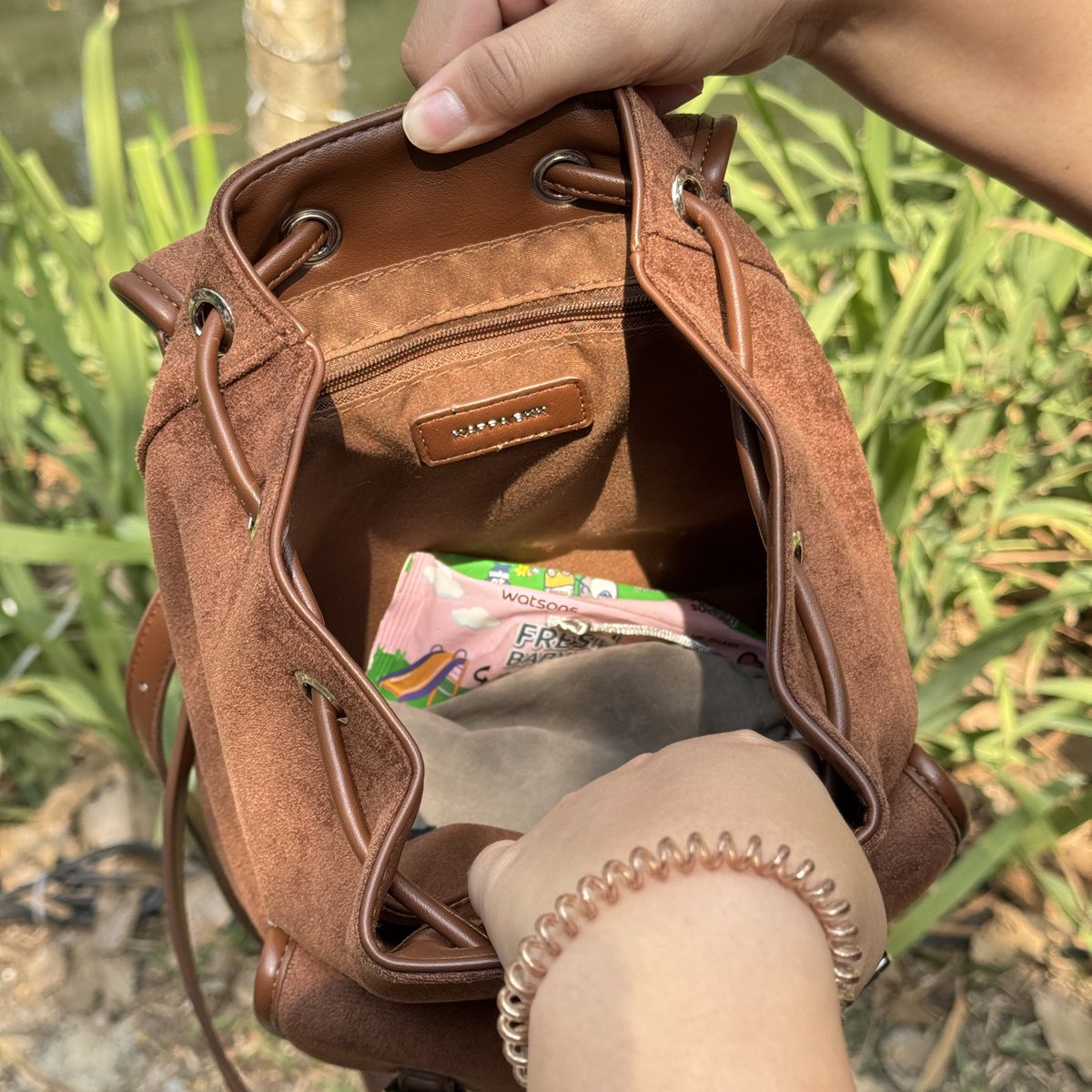 เป้รุ่นนี้ของ kappa.bkk คือปังนะ🤎 ดูเหมือนใบจะเล็ก แต่ชีจุของได้เยอะม๊ากกกก ทับจิตทับใจสุดๆ ข้างในมีหลายช่อง ข้างนอกอีก 2 ใส่ของได้หลายอย่างอ่ะ แล้วคือพกใบนี้ไปตปท.ได้ชิวๆ  ใครยังไม่มีนี่เก็บด่วนน