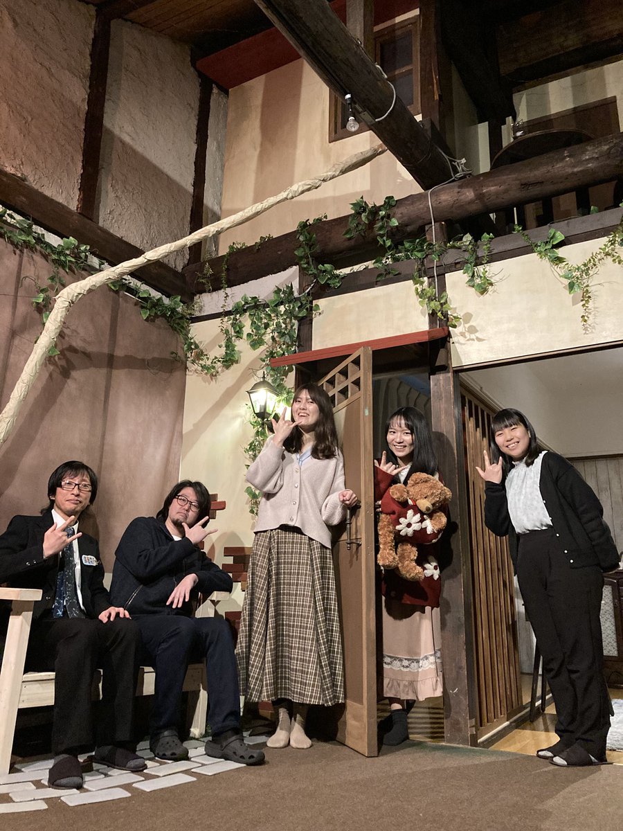 MsJunction's tweet photo. 【収録終了しました🎶】『Canvas』『青少年劇団おうめい』の皆さんと…"on Canvas"(第242回)❗️
ほら、こうやって縦にすると…
上から下まで、ましゅーさんこだわりの美術空間はほんと圧巻‼️
ここで様々なアーティストのパフォーマンス、
ぜひ"来て体験"してみて下さい🎵 https://t.co/rAymFsfXN6