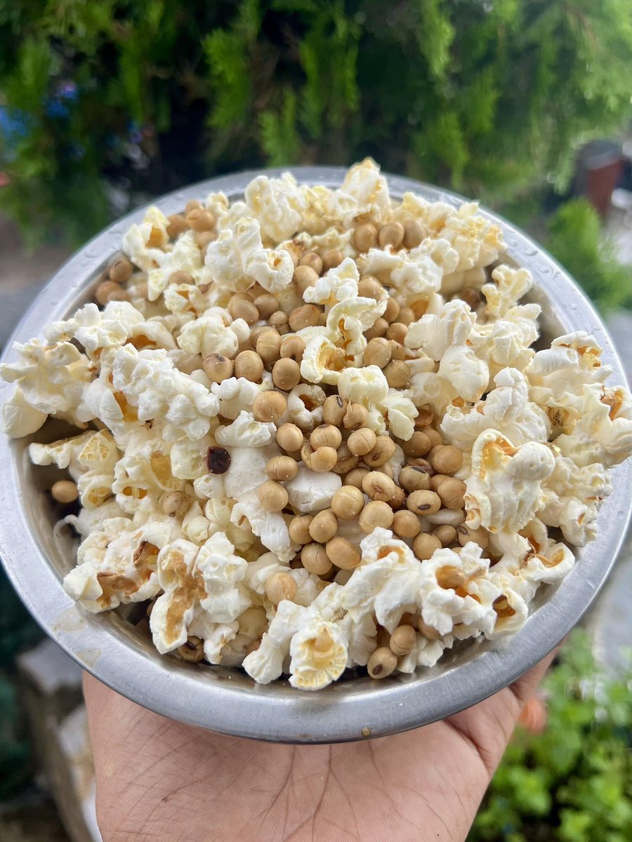 DhakalSaurav's tweet image. हरेक दिन भुटेको मकै र भटमास खाएरै जाने भयो जिन्दगी #LocalFood #NepalElection  
उमेदबारहरु के खादैछन खै केहि आउन्न त मिडियामा ?