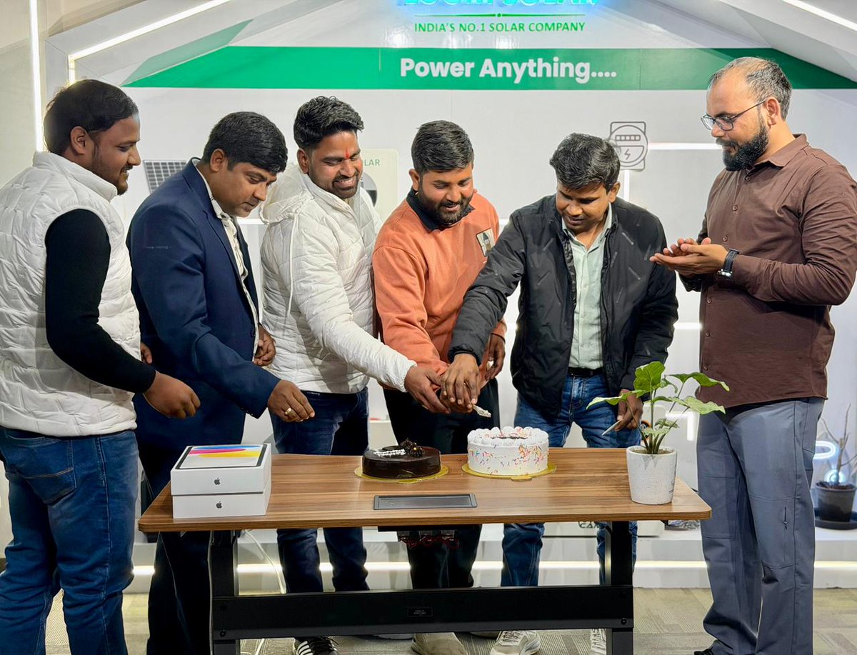 Rewarding excellence 🏆

Proud to recognize our top-performing distributor Rastogi Enterprise and dealer Rinku Traders with iPads for their outstanding contribution to the Loom family.

Together, we keep powering success across India 

#LoomSolar #SolarIndustry