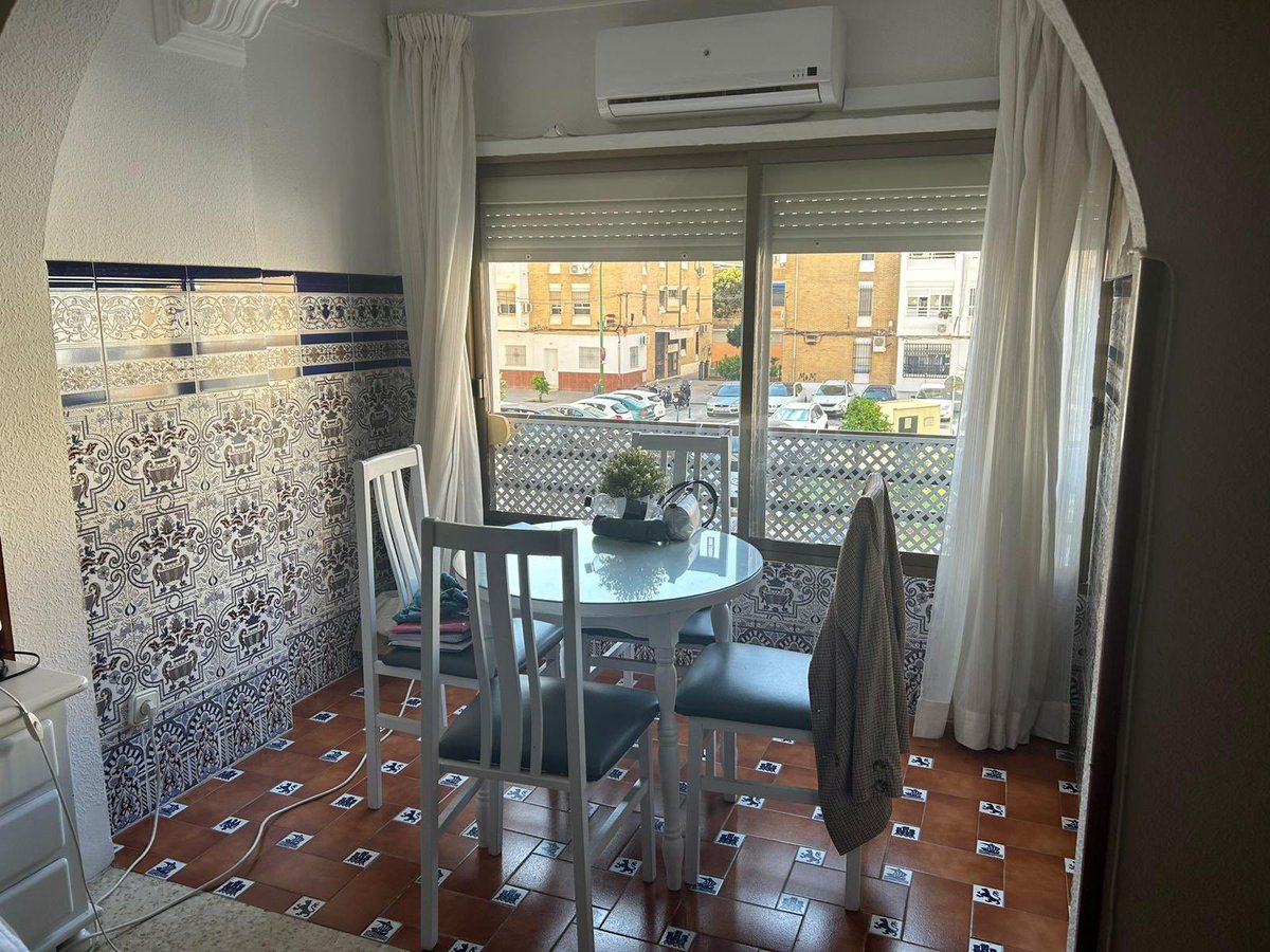 ¡SE BUSCA COMPAÑERA DE PISO! 

📍zona Santa Justa 
📅 entrada en febrero hasta junio 
💶 220€ (agua + wifi)
👭🏻preferiblemente gente de último año de carrera o Master 

Interesadxs MD para fotos/info! Se agradece difusión <3 

#pisosevilla #pisossevilla #pisosus