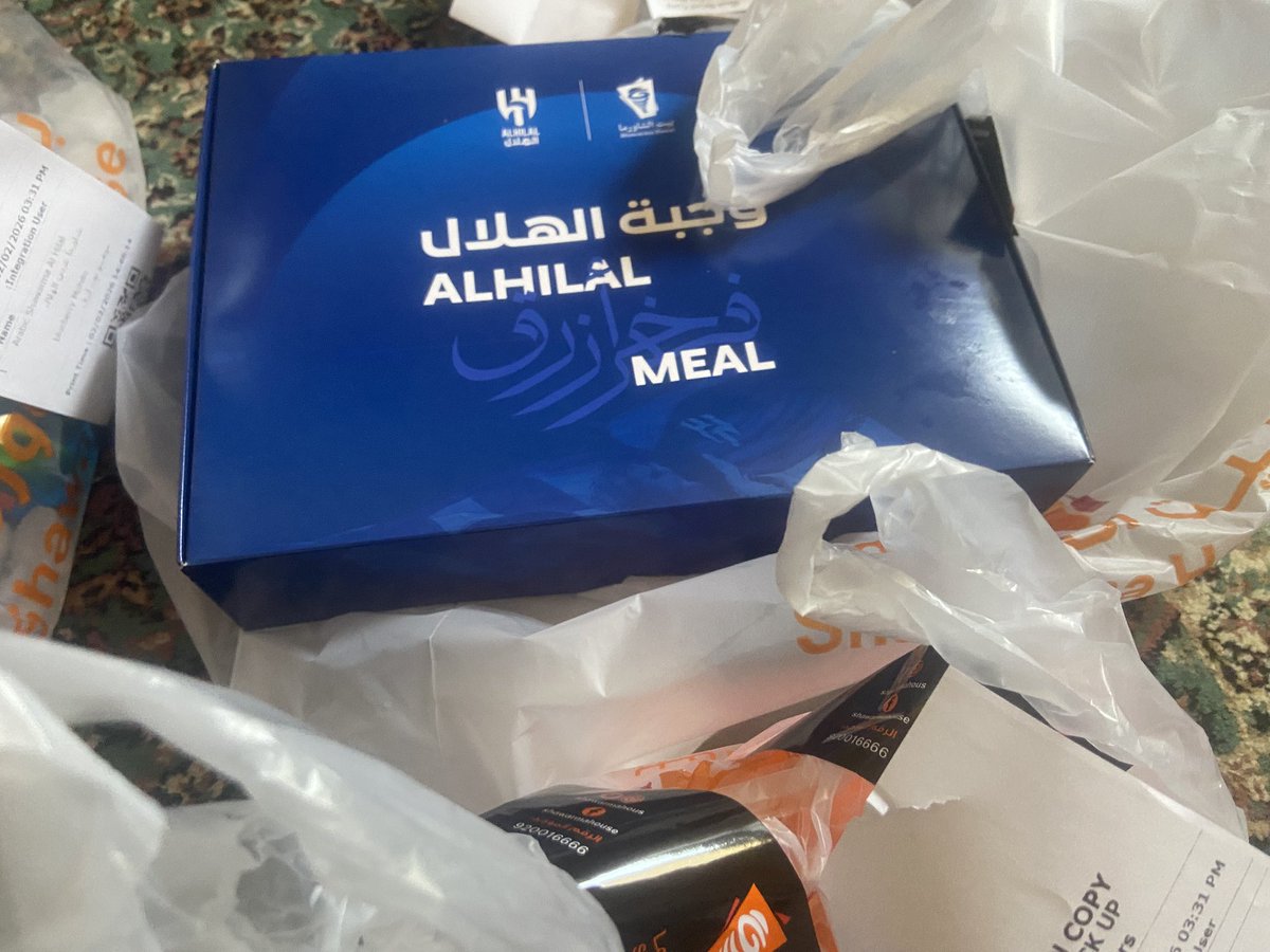 FareedRashed1's tweet image. لم يحالف الحظ بتي شيرت الهلال 😄 #جاهز @JahezApp  @ShawarmahouseSA كثر الله خيركم  الوعد اليوم بالمباراة 😎 #الهلال_الأهلي