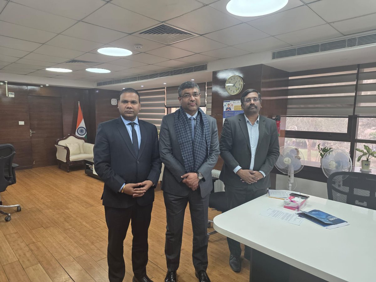 Met Shri S. Krishnan, Secretary, MeitY, to discuss how 𝗨𝗻𝗶𝘃𝗹𝗮𝗯𝘀 𝗖𝗼𝗴𝗻𝗶𝗔𝘅𝗶𝘀 is transforming hospital surgical management responsibly while strengthening patient safety.
 #AIinHealthcare #PatientSafety #MakeInIndia  #MakeInIndia <a href="/GoI_MeitY/">Ministry of Electronics & IT</a> <a href="/SecretaryMEITY/">S Krishnan</a>