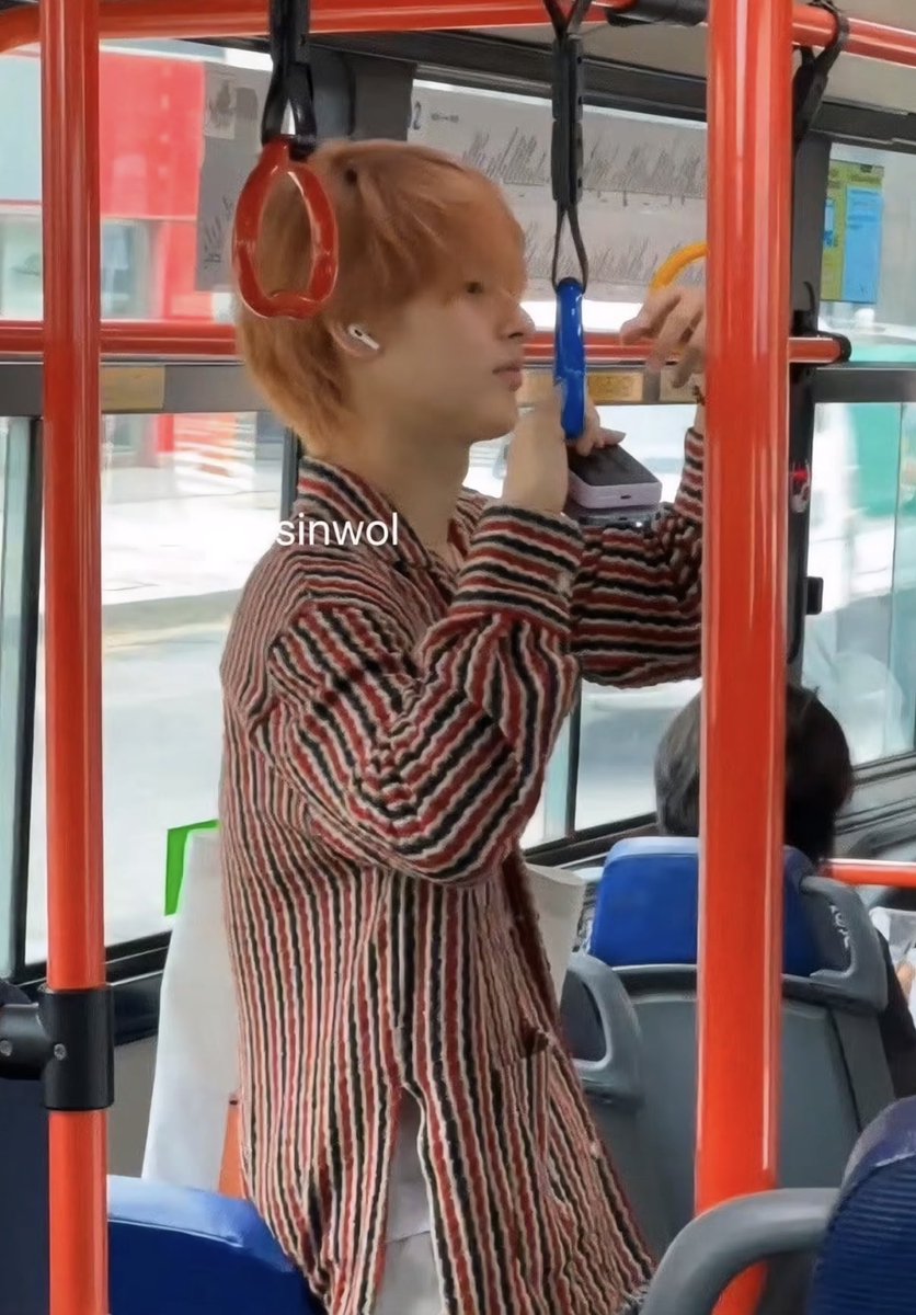 오현준 앤더슨벨 셔츠 느낌 진짜 조음... 방콕여름현준으로 이 느낌 다시 보고 싶다