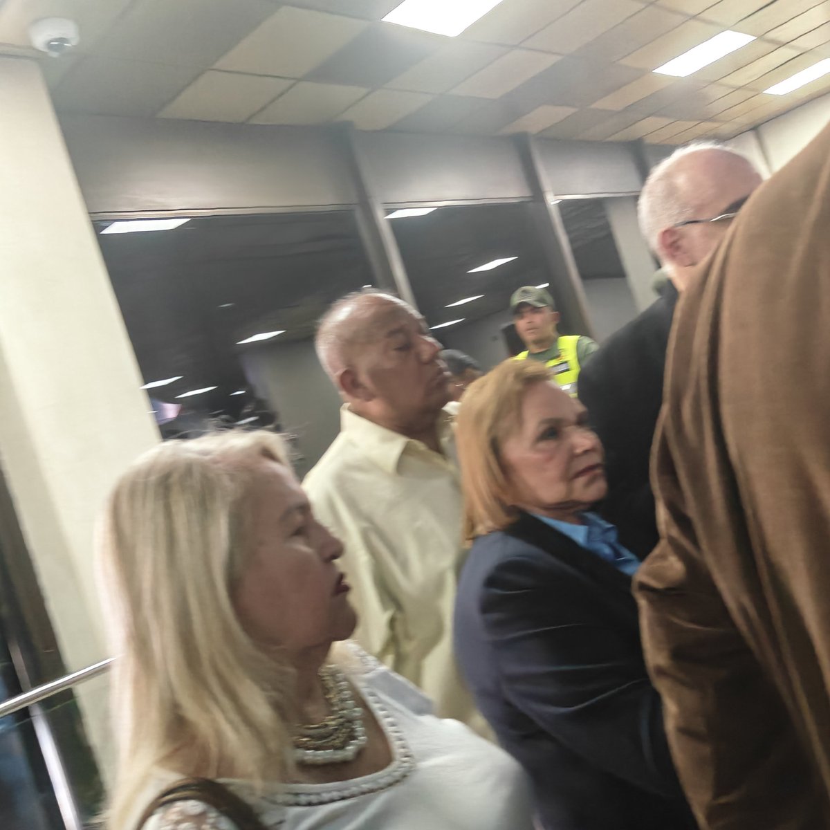 andresraulpaezp's tweet image. Observen @ReporteYa Decanos FCJP #UCV Dres  @justiciapitzucv  Diana Romero #LUZ Secretario #UC @pabloaure  @Sharo1412 Gremio #Enfermeria @gregorio_afonso por @apucv presentación "Recurso de Inconstitucionalidad por omisión" ante #TSJ con Prof @la_ferrer @_fernandeztoro_ @icesteb