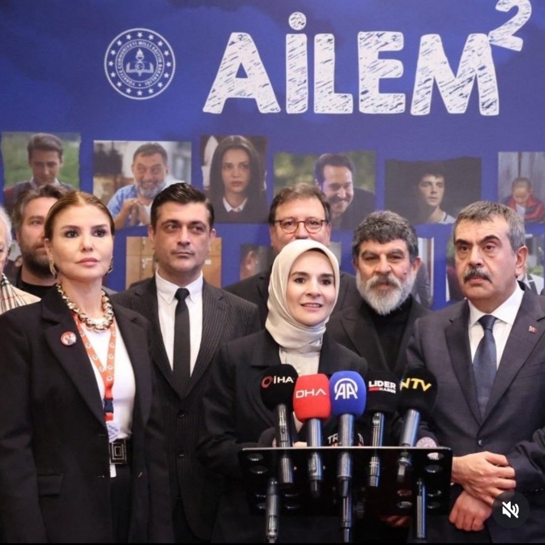 Maşallah dediğimiz üç gün yaşamıyor. Lgbtci gülbeni çocuklara örnek olarak sunmanız utanç verici. 

Belli ki siz utanmamışsınız, sizin yerinize de biz utanırız.

<a href="/Yusuf__Tekin/">Yusuf Tekin</a> <a href="/MahinurOzdemir/">Mahinur Özdemir Göktaş</a> 

#TepkiVerMüslüman