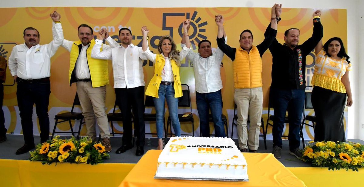 AriasNora's tweet image. Continuamos con los recorridos del Bloque Nacional #PRD y  en esta ocasión nos reunimos en el estado  de #Oaxaca con el Presidente Tomás Basaldú y la dirigencia estatal #PRD #Oaxaca 
#Unidad 
#EnhorabuenaPorSu1erAniversario ☀️#PRDOaxaca 

#BloqueNacionalPRD
#PorUnNuevoComienzo…