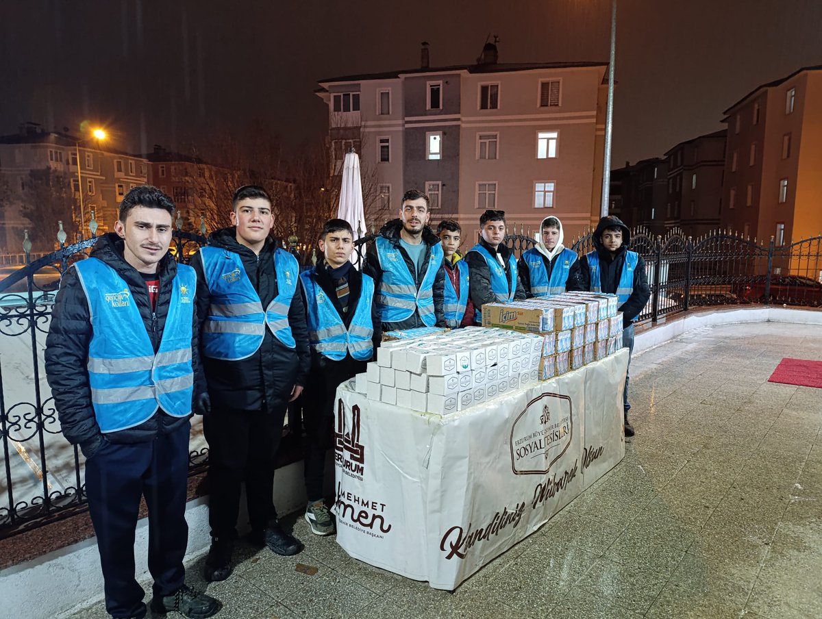 AkAziziyeGK's tweet photo. 🌙✨ Berat Kandili vesilesiyle hemşehrilerimizle bir araya gelerek kandil simidi ve süt ikramında bulunduk. Bu mübarek gecenin manevi iklimini birlikte paylaşırken kardeşlik ve dayanışma ruhumuzu güçlendirdik. https://t.co/PU8A6w4gET