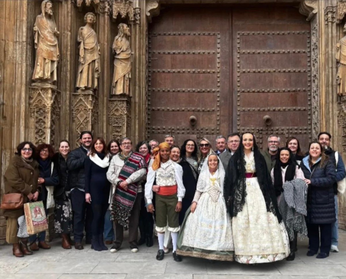 FalladelPilar's tweet photo. Ayer, nuestro Cuadro de Honor, acompañado por nuestros delegados de Sector y varios falleros, asistió a la Ofrenda a la Virgen de los Desamparados que se celebró en la Basílica de la Virgen, junto al resto de Comisiones de la Agrupación El Pilar-Sant Francesc.
#SAPSF https://t.co/ZMAD5f8SJm