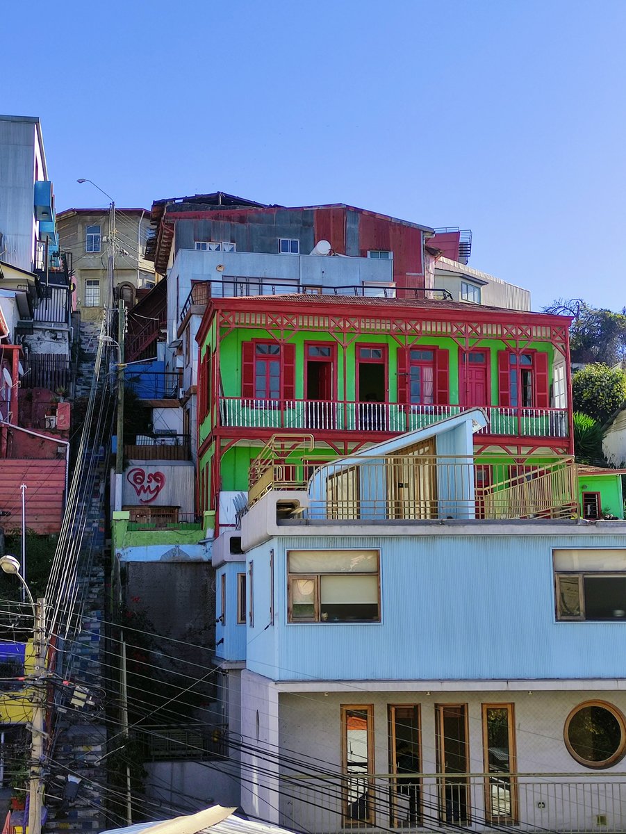 Zerohotel's tweet photo. Valparaíso es una maravillosa paleta de colores y emociones en cada esquina #Valparaíso #Chile #DescubreValpo #ViajaPorChile https://t.co/OJhTlW26ej