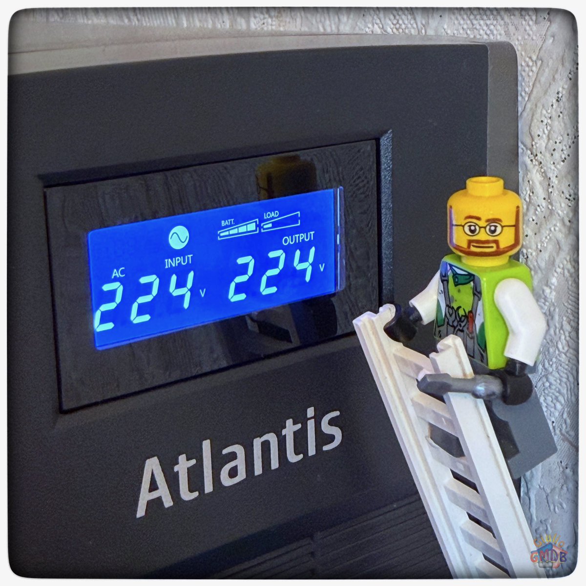 gmdb's tweet image. #MiniG mi ha installato un nuovo #UPS serio per computer e router in modo da proteggerli da sovra e  sottotensioni e blackout