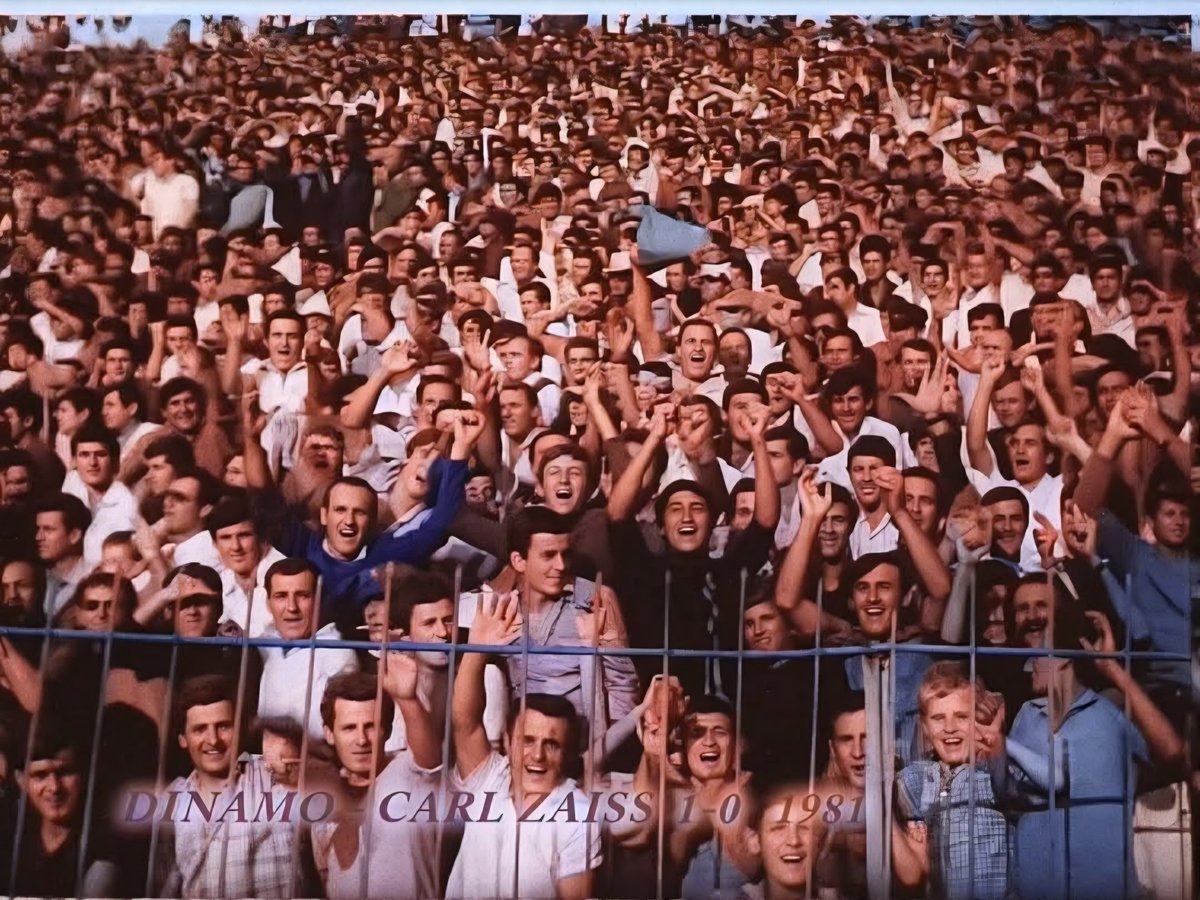 fussballgeekz's tweet photo. #DinamoTirana 🇦🇱 fans cram the terraces of Stadiumi Qemal Stafa, #Tirana for #Blute - The Blues - #UEFACup/@EuropaLeague 1st Rnd, 1st Leg tie against East Germans, #CarlZeissJena; losing finalists in the 80/81 ECWC, #Dinamo's 1-0 win secured by Vasillaq Zëri's 2nd-half strike. https://t.co/aKtzCkfCsU