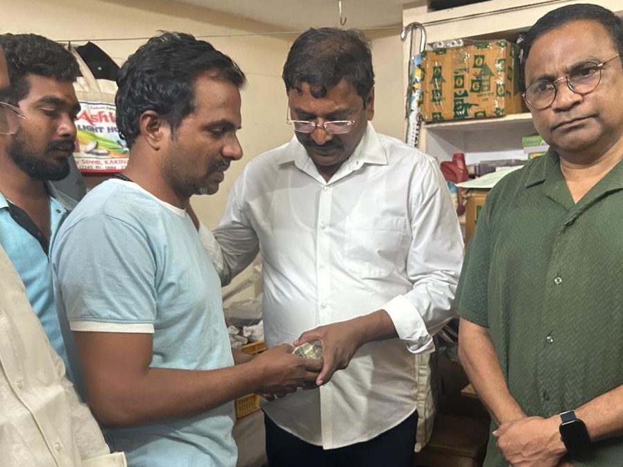 SSBF_Official's tweet photo. కాకినాడ రూరల్ రాయుడుపాలెం వద్ద జరిగిన ఘోర ఆటో ప్రమాదంలో మరణించిన విద్యార్థిని కె. ఐశ్వర్య (9) కుటుంబ సభ్యులను #Sanasathishbabufoundation చైర్మన్ తలాటం హరీష్ గారు పరామర్శించి, చిన్నారి మృతి పట్ల సానుభూతిని వ్యక్తం చేస్తూ,ఎంపీ గారి తరఫున రూ.2 లక్షల ఆర్థిక సహాయ చెక్కును అందజేశారు. https://t.co/nyVlfeI83T