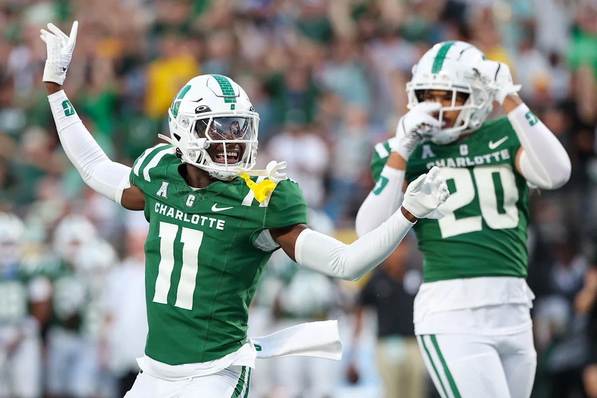 AdekunbiAdetayo's tweet image. Blessed to receive an offer from Charlotte University!!

@BigBody_Nas8 
@Coach_Hewitt86 
@KinslerLatish 
@Chief_Corey 
@BatmansButler44 
@CoachErn59 
@mrbrickfa90
@Coach_TBell 
@CoachReynolds81