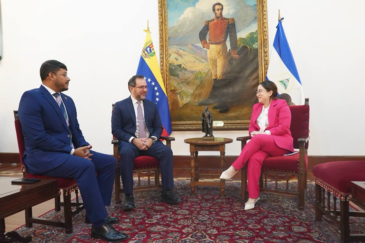 Hemos recibido las Copias de Estilo de la nueva embajadora designada por la hermana Nicaragua en #Venezuela, Valezka Fiorella López Herrera. La hemos recibido fraternalmente y le hemos expresado de parte del Gobierno Bolivariano nuestros mejores deseos para que su gestión