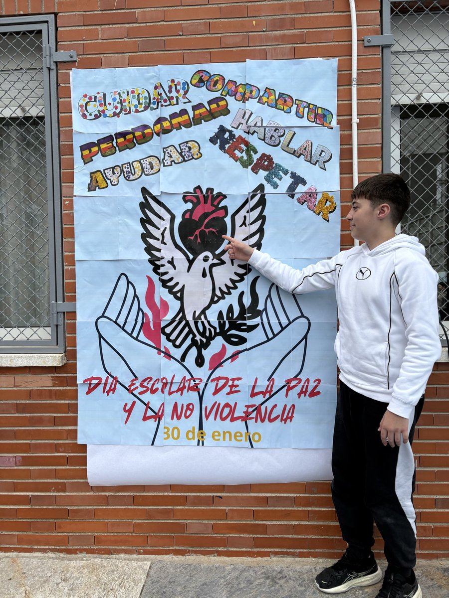CeipNicolasP's tweet photo. 🎨🕊️ Empezamos la semana compartiendo algunas imágenes del trabajo realizado en el Día Escolar de la Paz y la No Violencia.

Un proceso inspirado en @VivaSuecia y El Tipo Raro, que nos han acompañado y servido de impulso creativo.

#DíaEscolarDeLaPaz #NoViolencia #AprenderCreando https://t.co/7v8nXSY6ZM
