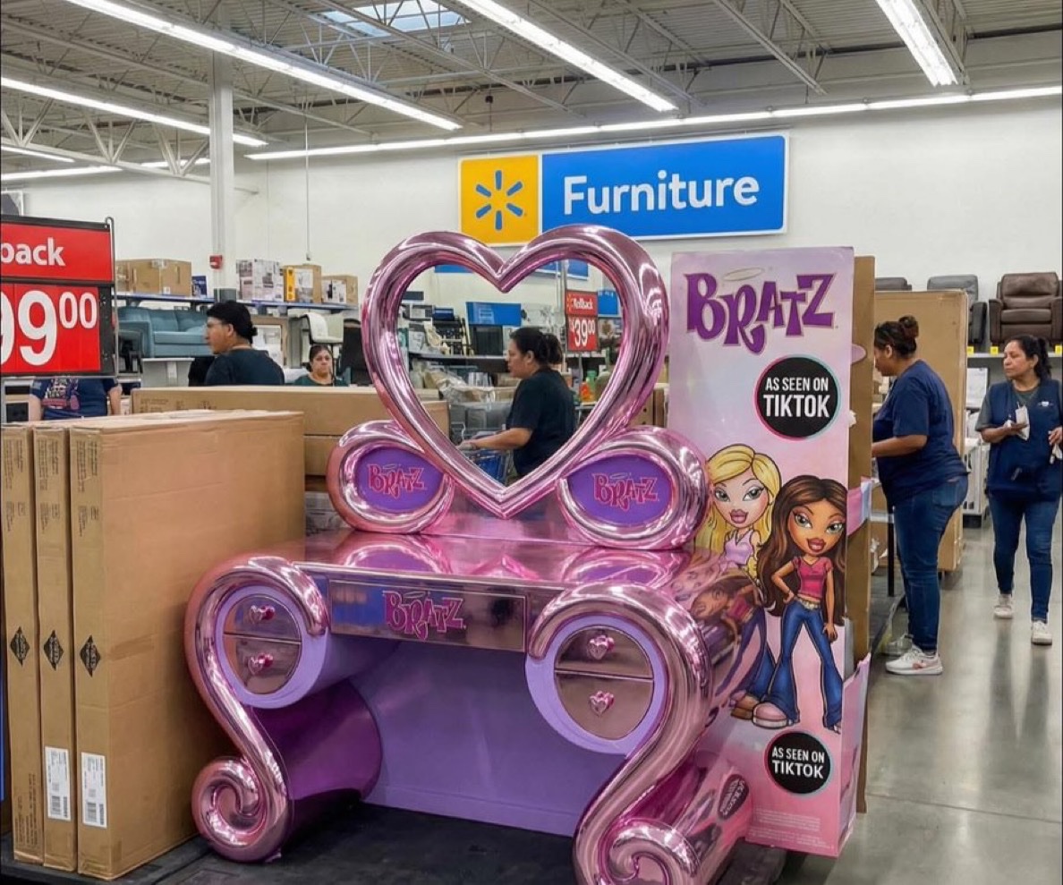 blacktwiterthrd's tweet image. Bratz vanity at Walmart💜