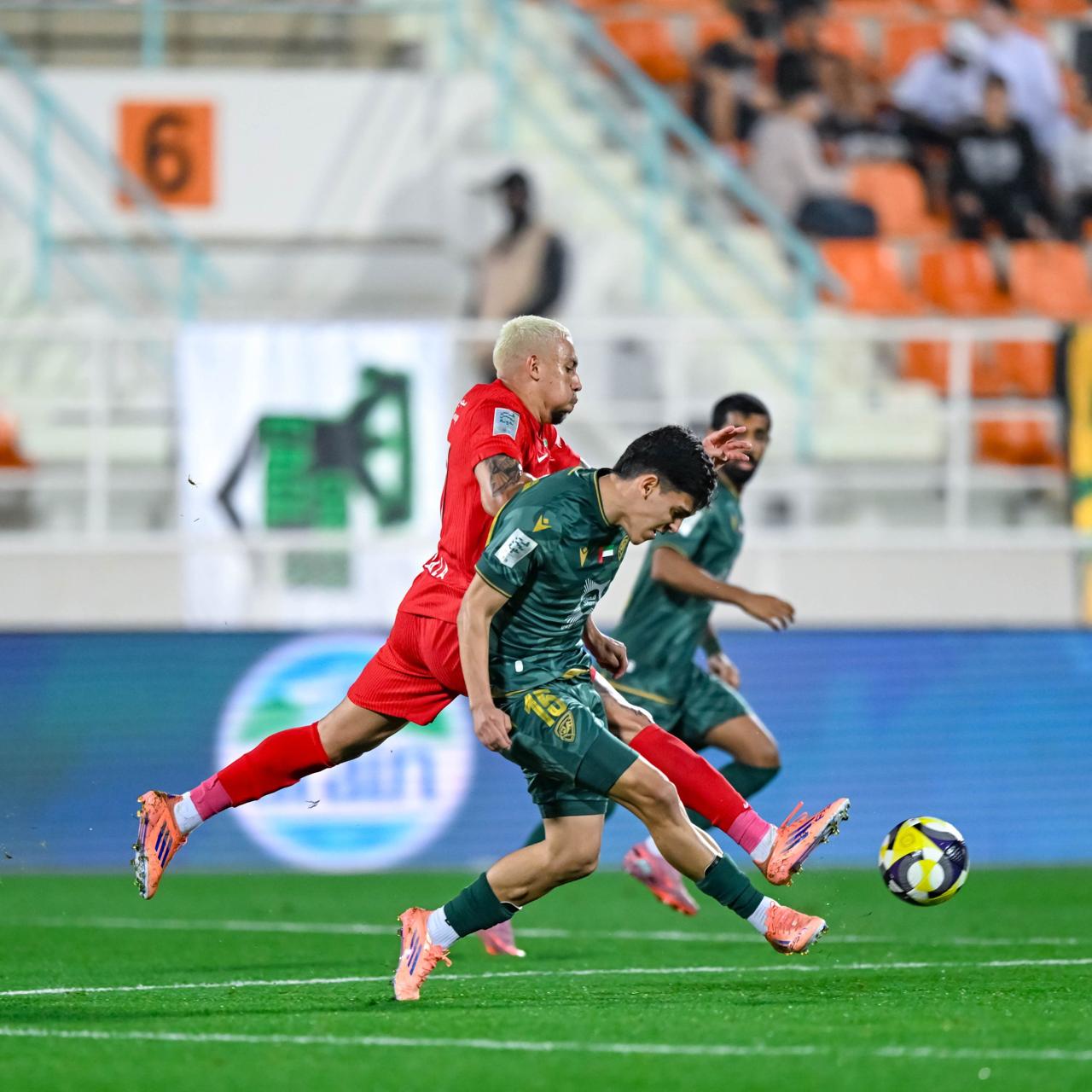 عاجل | قرعة نصف نهائي كأس رئيس الدولة لكرة القدم تضع شباب الأهلي حامل اللقب في مواجهة نارية مع الجزيرة ، والعين يلتقي يونايتد ممثل أندية الدرجة الأولى وبطل المفاجآت #صحيفة_الخليج 