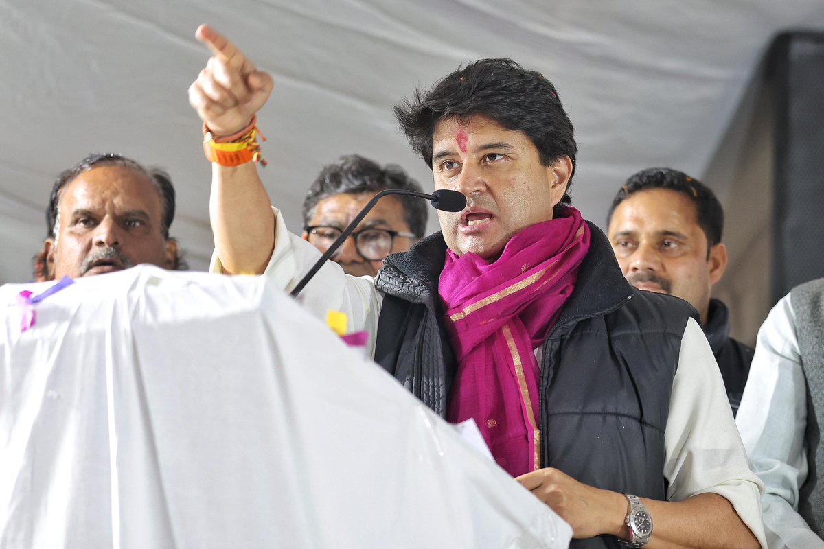अशोकनगर के सोहबत क्षेत्र में आज, सिंध नदी पर ₹27.84 करोड़ की लागत से निर्मित 300 मीटर लंबे उच्चस्तरीय पुल का लोकार्पण कर जनता को समर्पित किया। यह पुल हमारे अशोकनगर और गुना के सैकड़ों गाँवों, हज़ारों परिवारों और अनगिनत विकास अवसरों को जोड़ने वाला सशक्त सेतु सिद्ध होगा।

आदरणीय