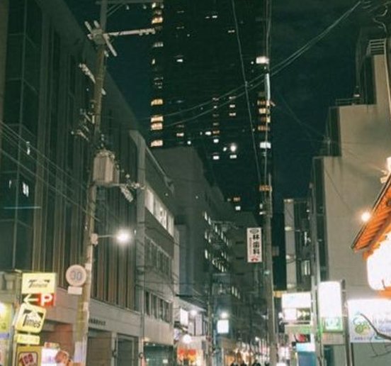 TravelRealCheap's tweet image. 男を待つ 🦸