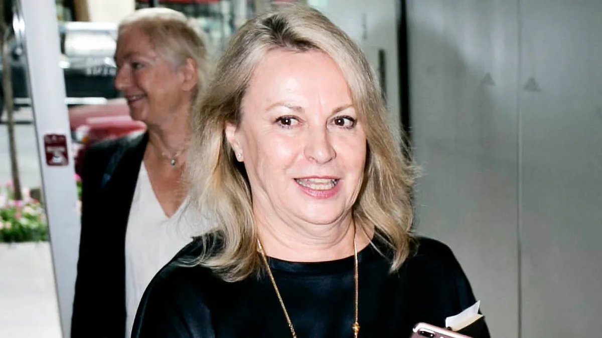 🔴İsveç’te ilk Epstein istifası

İsveç Birleşmiş Milletler Mülteciler Yüksek Komiserliği(UNHCR) yöneticisi
Joanna Rubinstein, Epstein ile irtibatı ortaya çıkınca istifa etti. 

Rubinstein, Epstein adasınını 2012 yılında ziyaret etmiş, 2015’te de çocukları cinsel istismardan