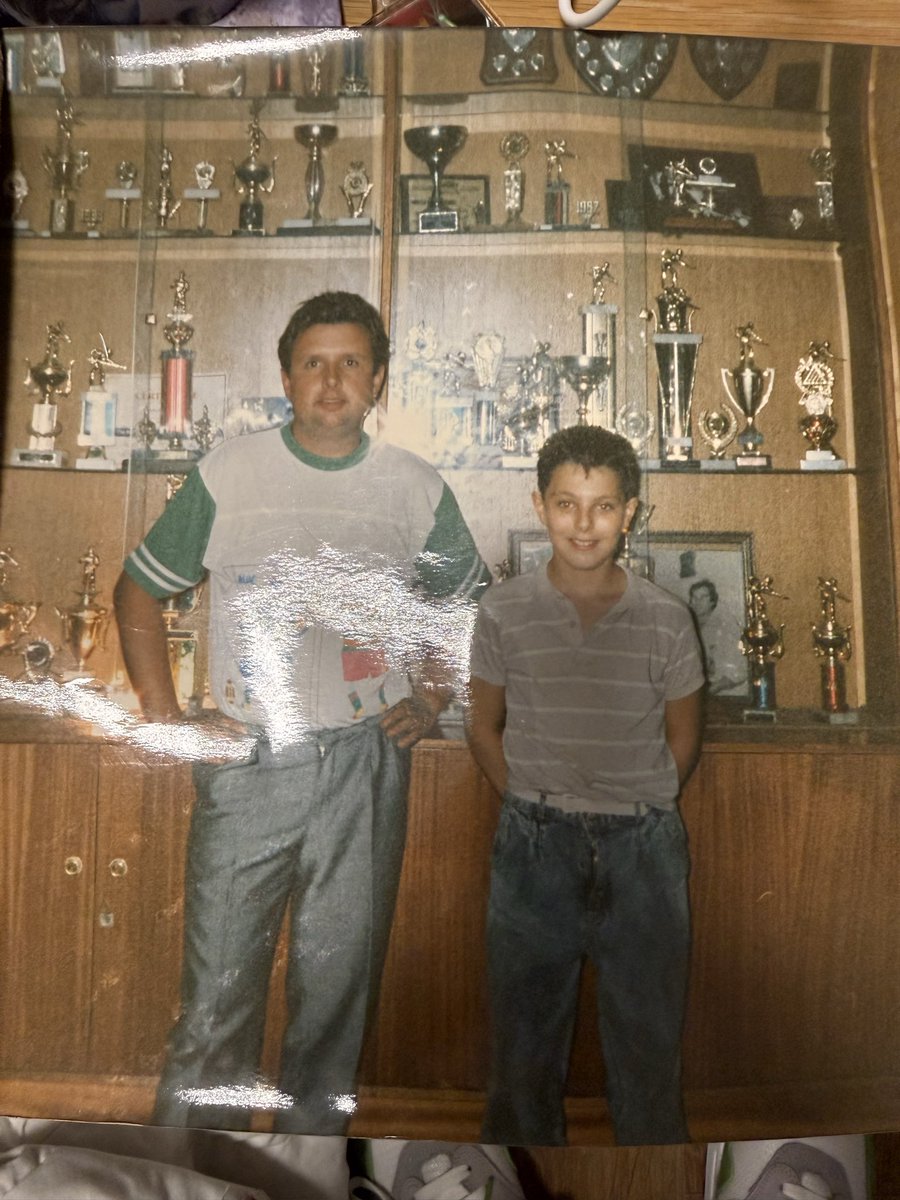 freddiedo4's tweet photo. @ronnieo147 

My father in law Trevor Lloyd was going through some old pics and this was him with you at Essex snooker centre he was the resident snooker player there last time he see you you come in to buy a snooker cue off him he asked if you remember https://t.co/BGlRVshctg