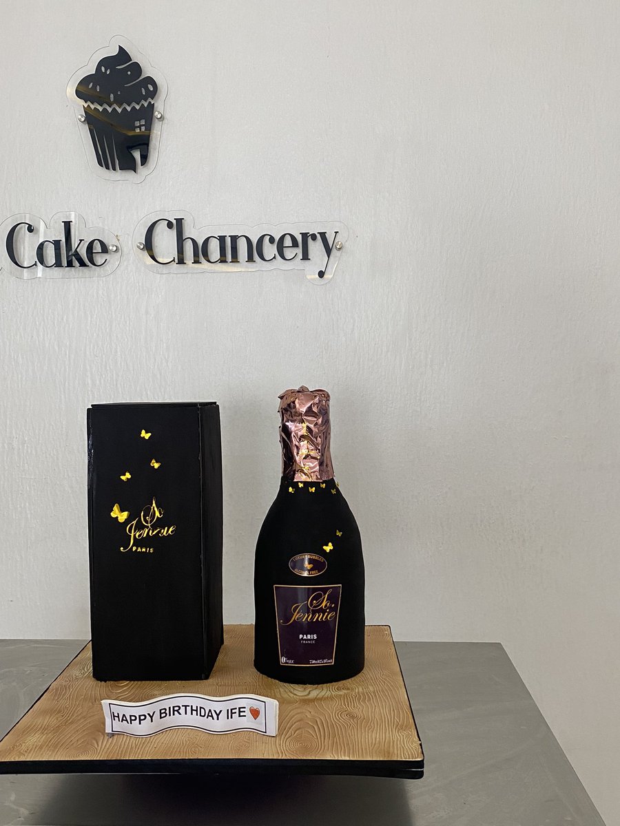 Delivered to Lekki, Lagos ..
- a wine box and a bottle of wine 
We created a non-alcoholic champagne brand with a cake ..
- the wine box details ✅ 
- the wine bottle ✅.
Please help me retweet to your TL 🙏